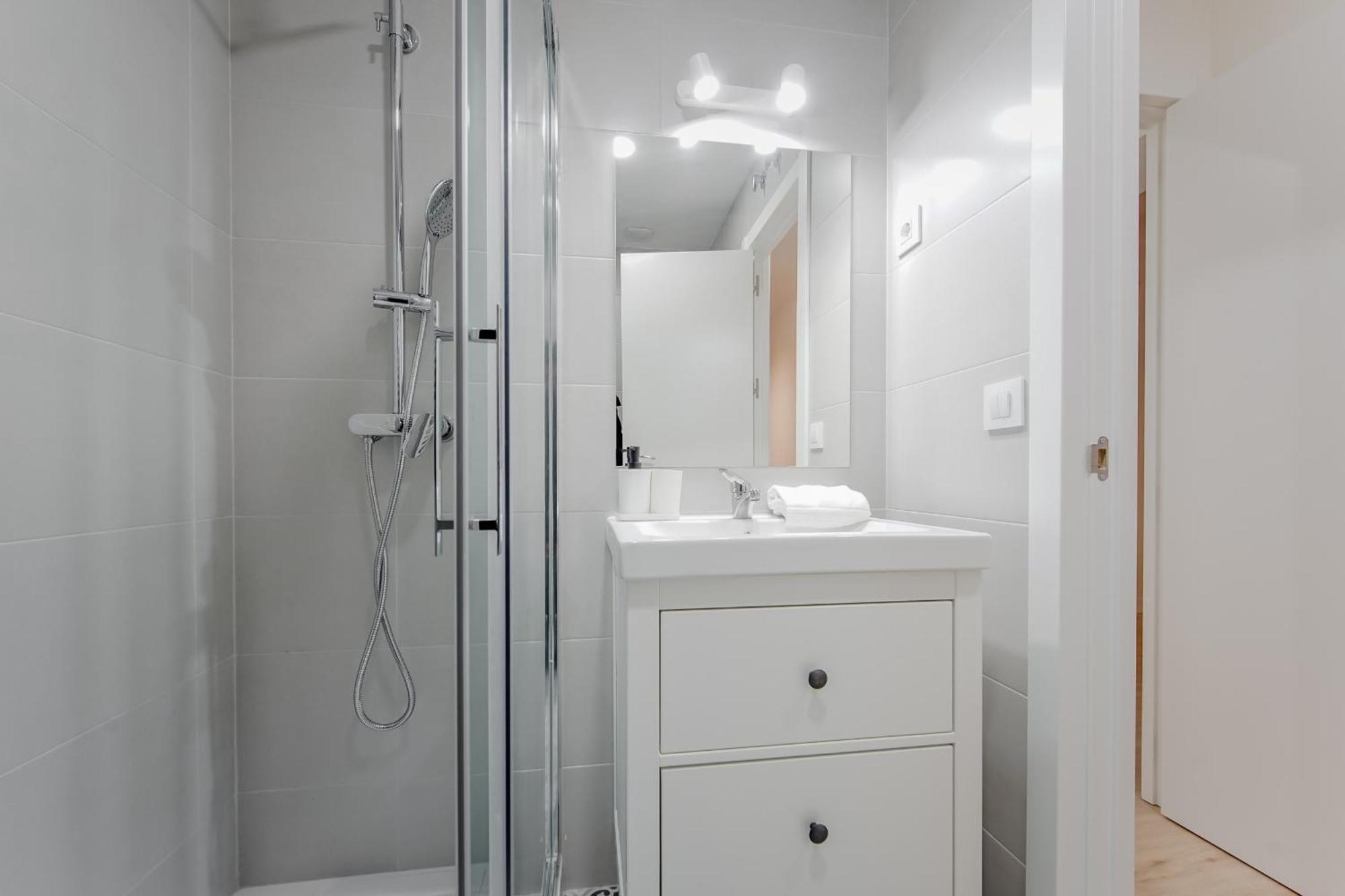 Modern Apt Para 6Pax En La Plaza De Tirso-Centro E1 Madrid Exterior photo